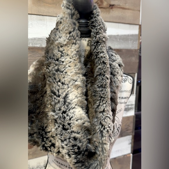 Black & white & grey fluffy faux fur pull over neck scarf Size :one size fit all - Picture 4 of 5